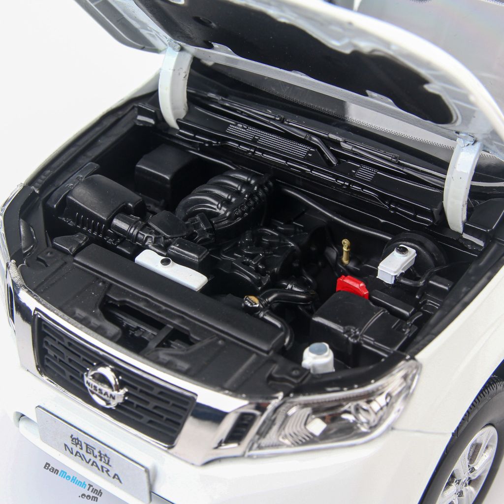 Mô hình xe Nissan Navara White 1:18 Dealer