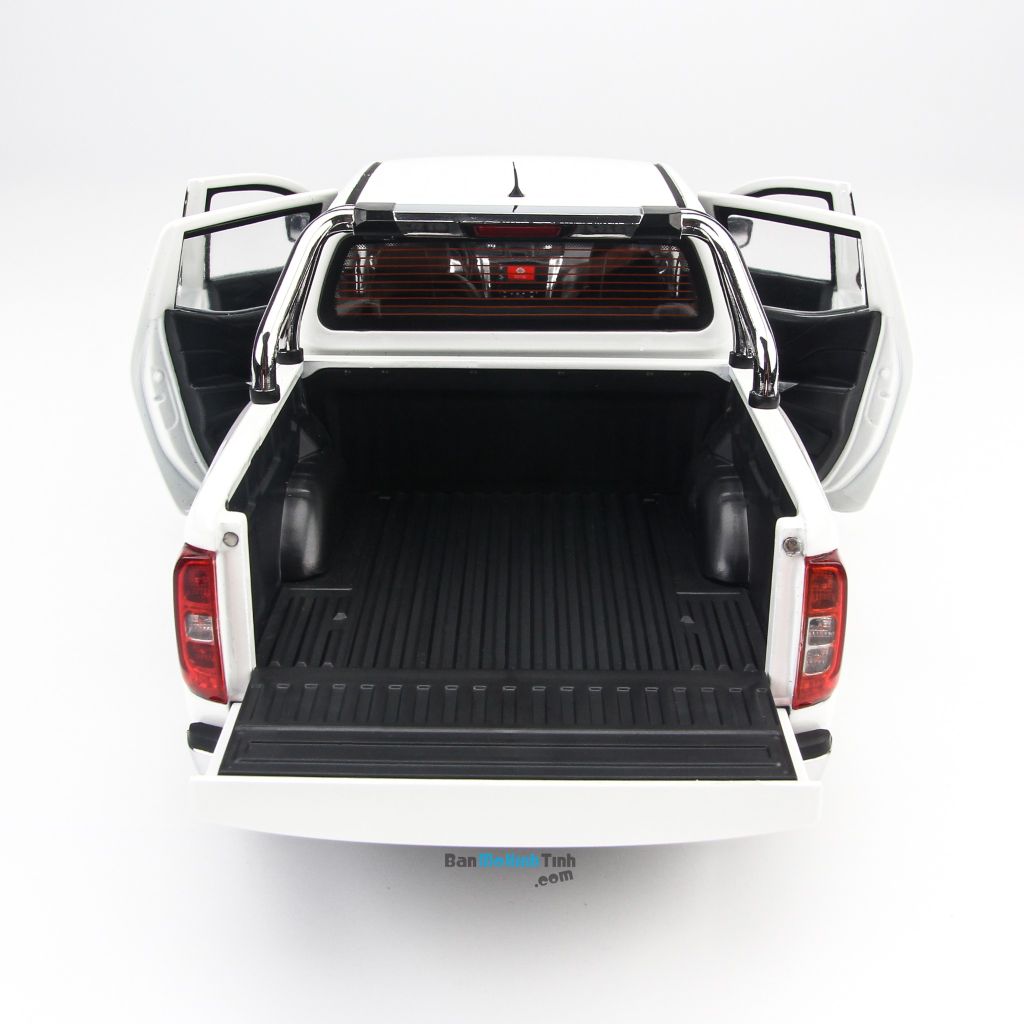 Mô hình xe Nissan Navara White 1:18 Dealer