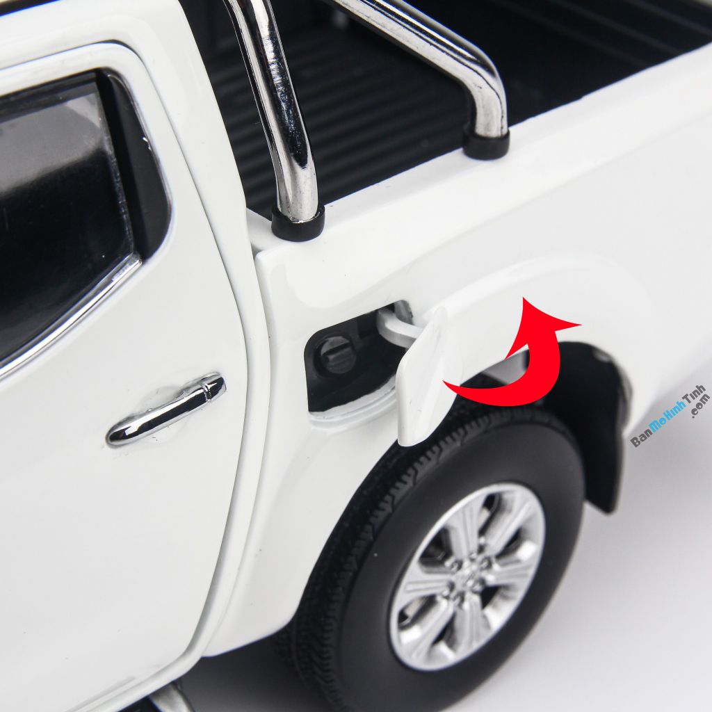 Mô hình xe Nissan Navara White 1:18 Dealer