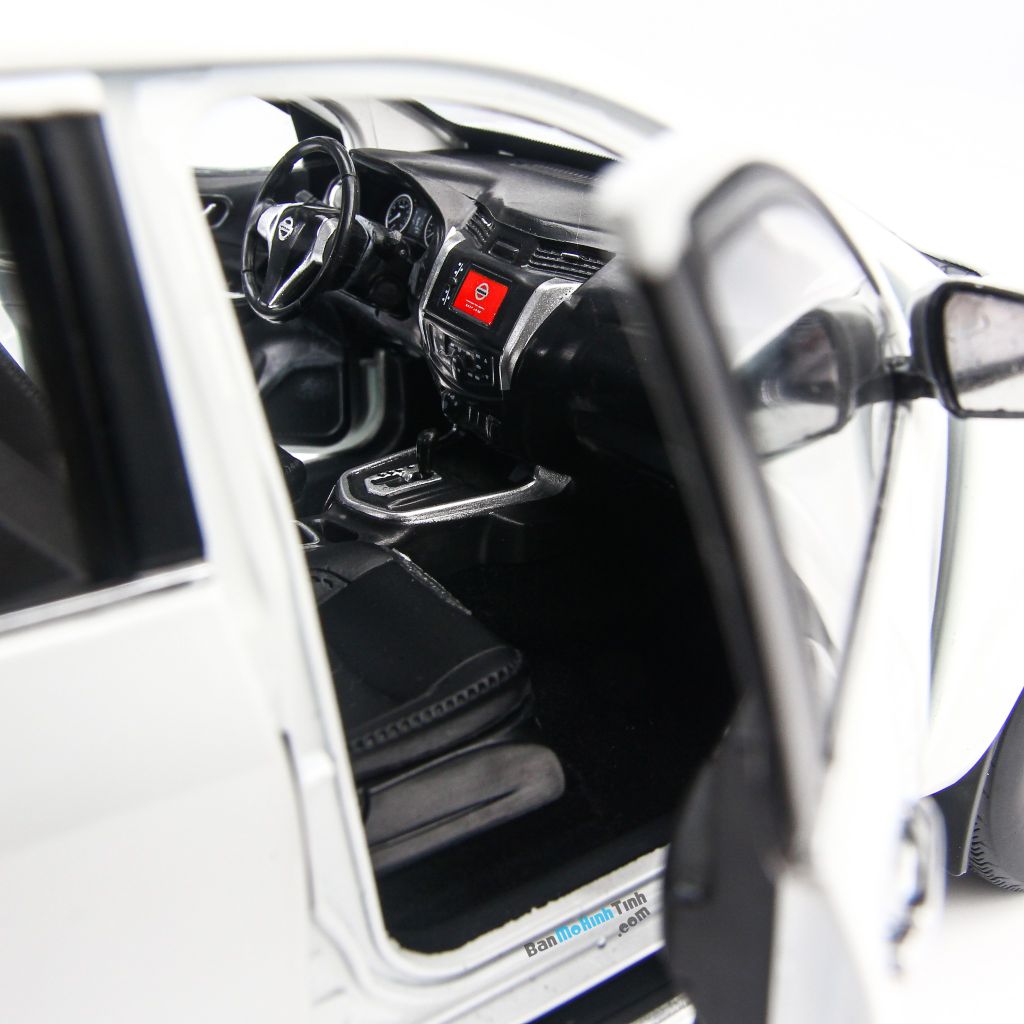 Mô hình xe Nissan Navara White 1:18 Dealer