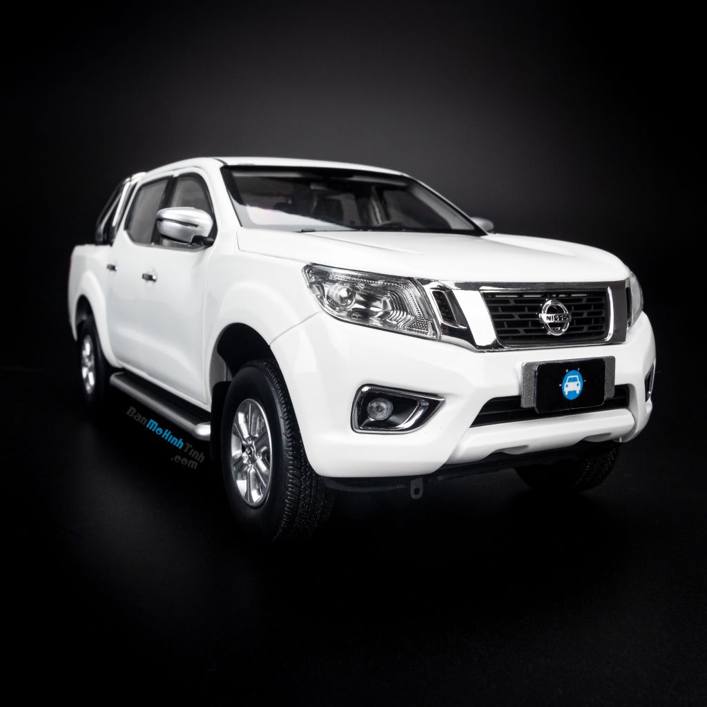 Mô hình xe Nissan Navara White 1:18 Dealer