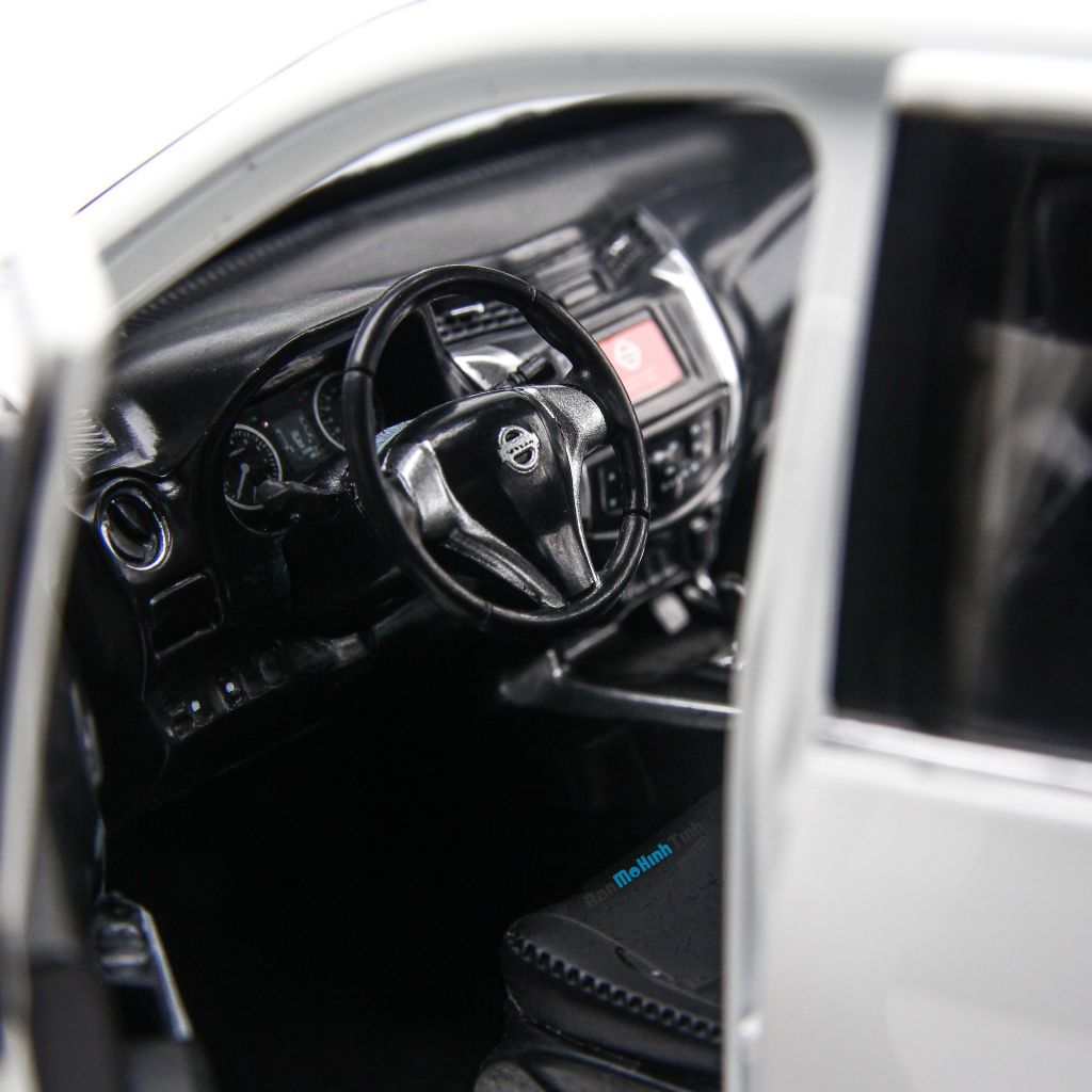 Mô hình xe Nissan Navara White 1:18 Dealer