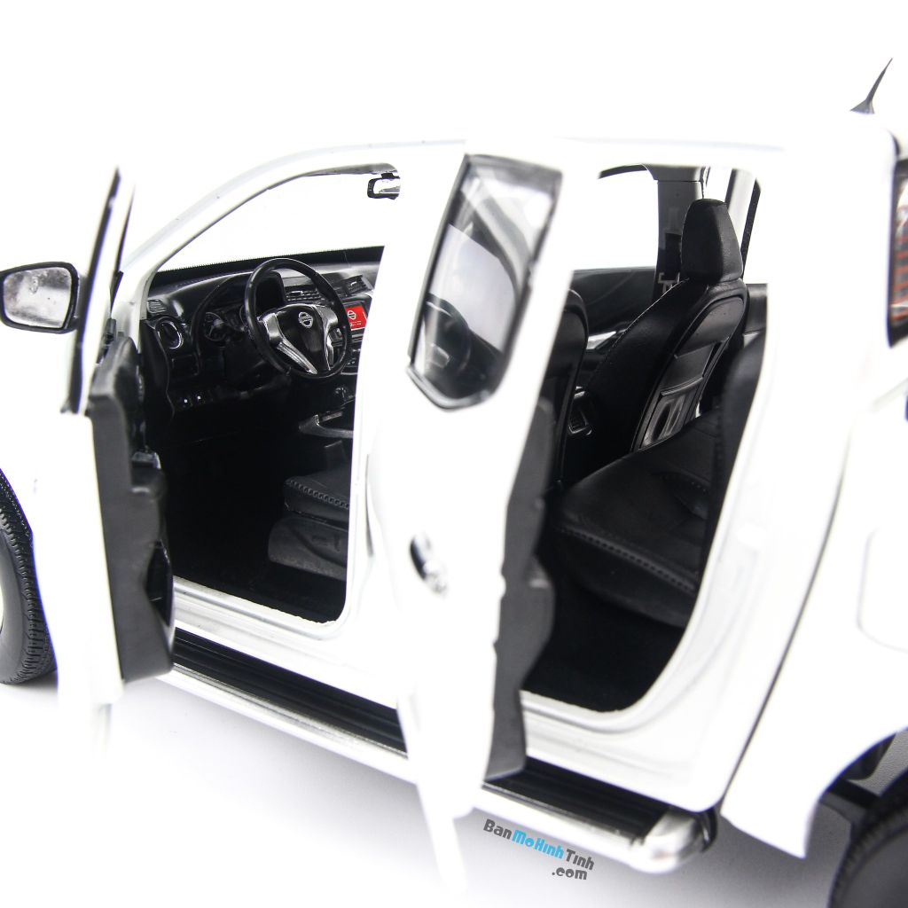 Mô hình xe Nissan Navara White 1:18 Dealer