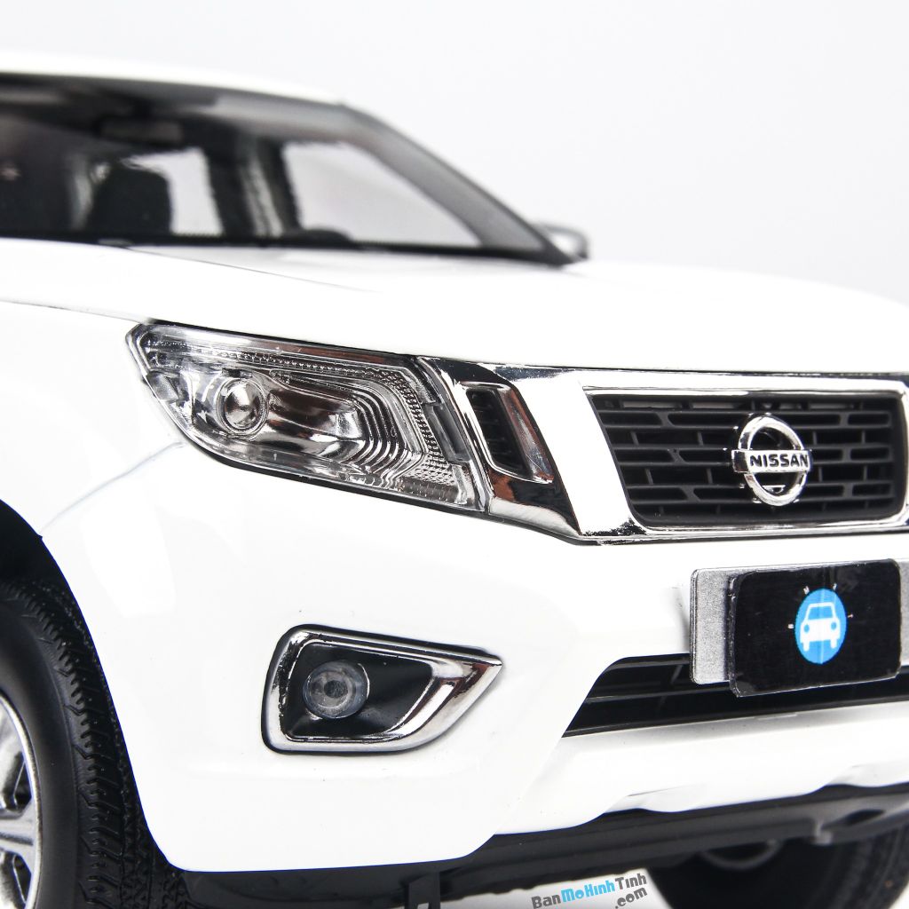 Mô hình xe Nissan Navara White 1:18 Dealer