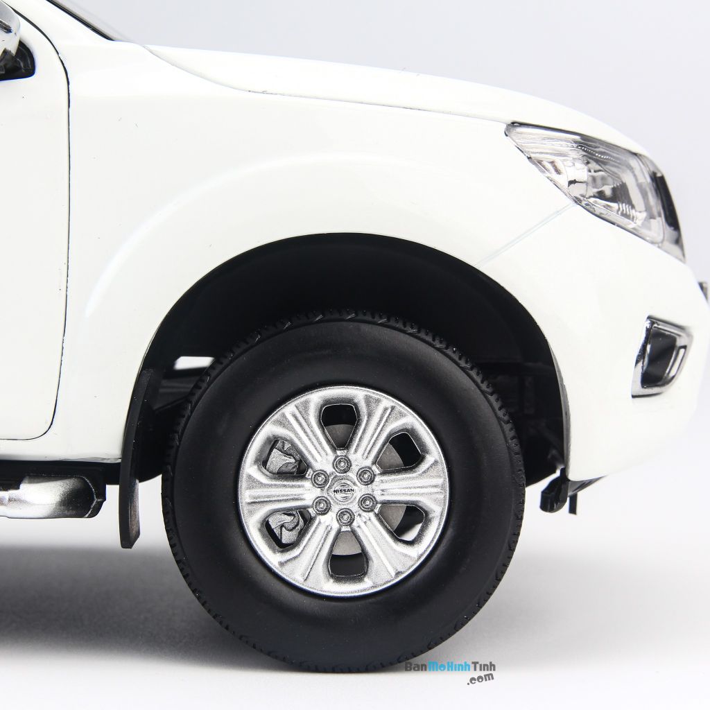 Mô hình xe Nissan Navara White 1:18 Dealer