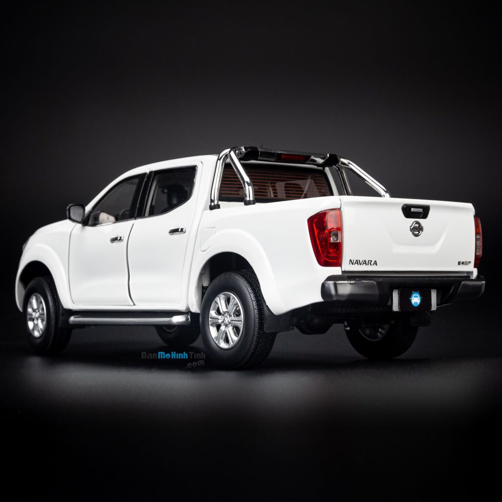 Mô hình xe Nissan Navara White 1:18 Dealer