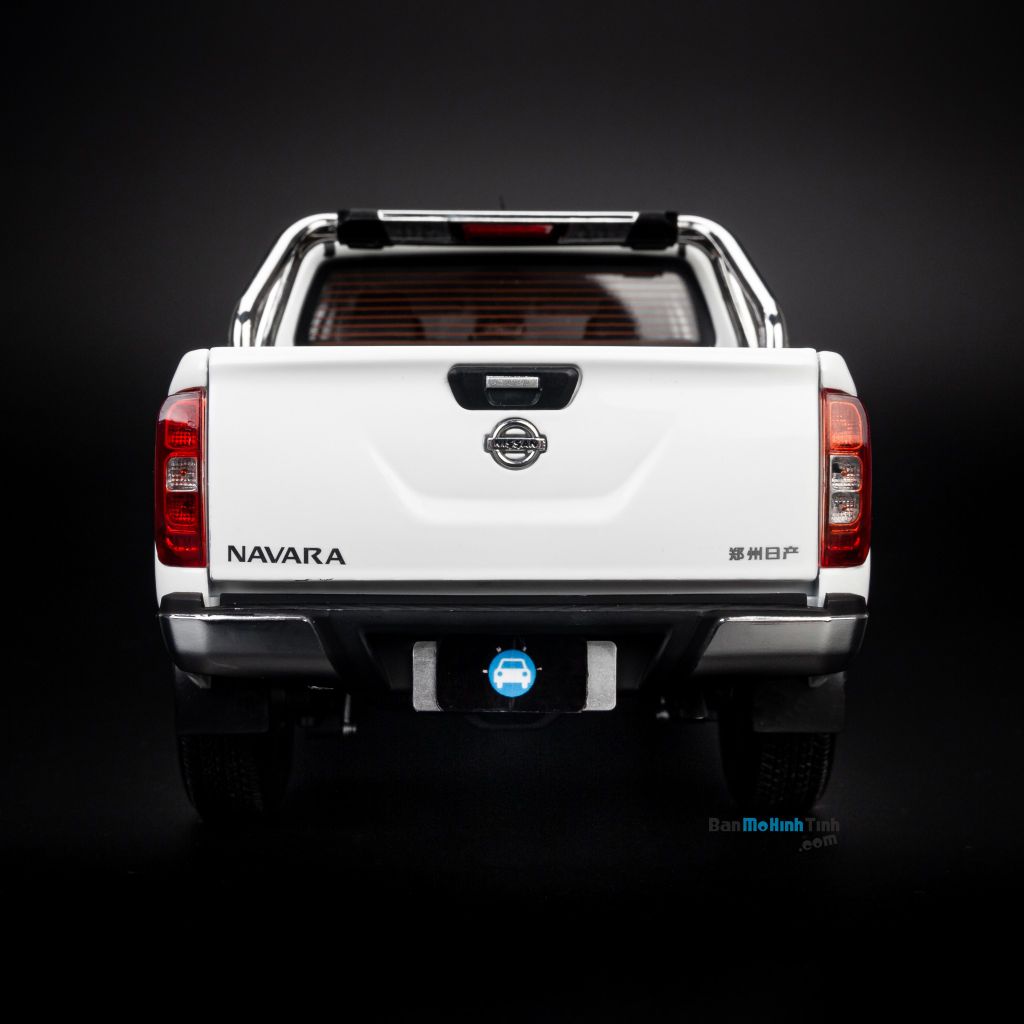 Mô hình xe Nissan Navara White 1:18 Dealer