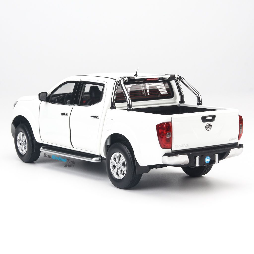 Mô hình xe Nissan Navara White 1:18 Dealer