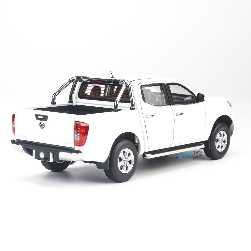 Mô hình xe Nissan Navara White 1:18 Dealer