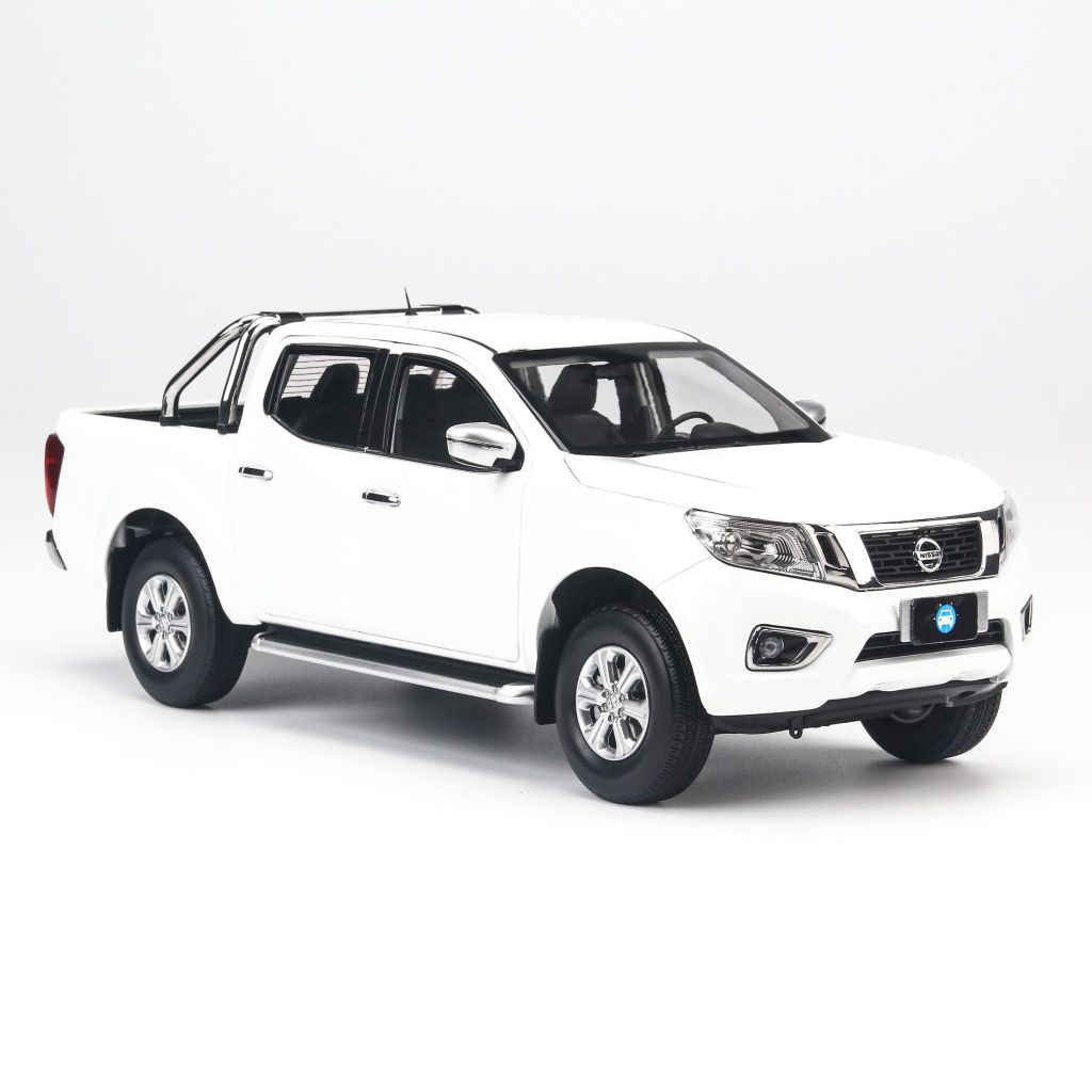 Mô hình xe bán tải Nissan Navara White 1:18 Dealer