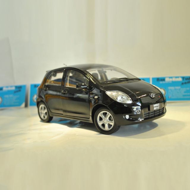 Mô hình xe Toyota Yaris Black 1:18 Paudi