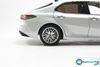 Mo-hinh-xe-Toyota-Camry-2018-2019-White-1-18-Paudi