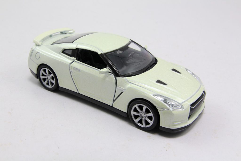 Mô hình xe Nissan GT-R White 1:36 Welly