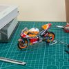 Mô hình xe mô tô Honda Repsol Red Bull Factory Racing MotoGP 1:18 Maisto