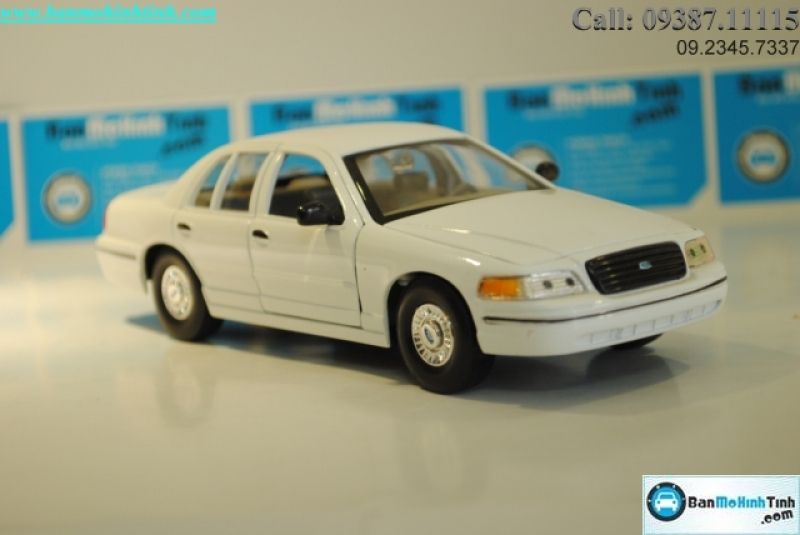 MÔ HÌNH 1999 FORD CROWN VICTORIA WHITE 1:24 WELLY