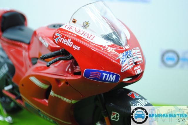  Mô hình xe mô tô  Ducati GP 2011 No.69 1:10 Maisto 