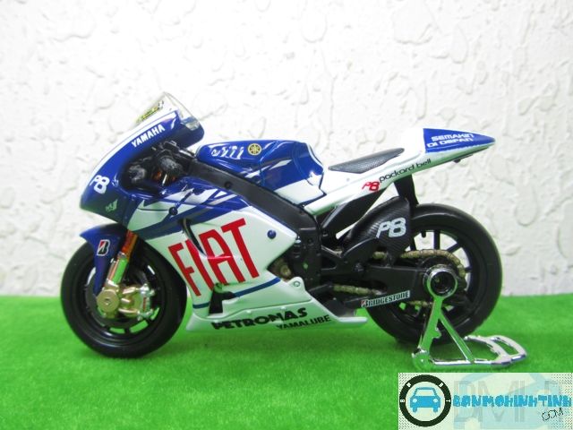 Mô hình xe mô tô Yamaha GP Fiat No.46 2010 1:18 Maisto