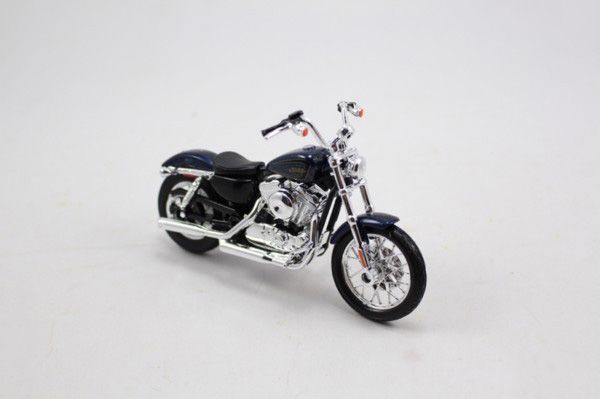 Mô hình xe mô tô Harley - Davidson XL 1200V Seventy - Two 2012 1:18 Maisto