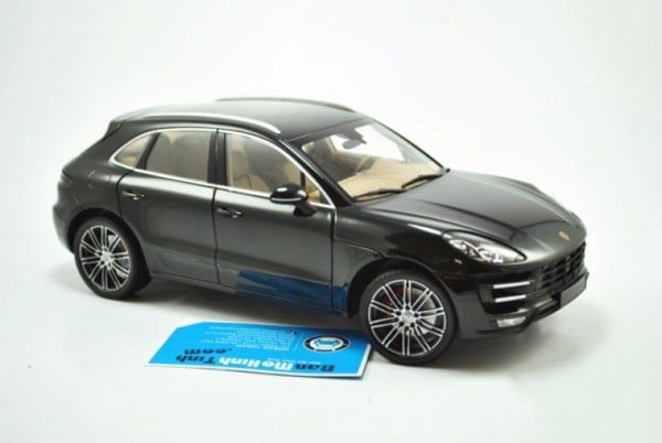 Mô hình xe Porsche Macan Turbo 2013 1:18 Minichamps