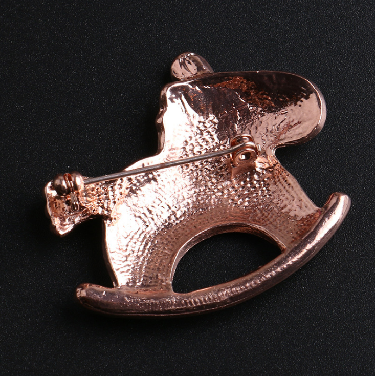Cài áo ngựa gỗ