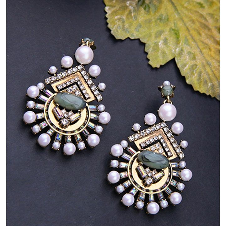 Madam Dzi Bông Tai Dự Tiệc