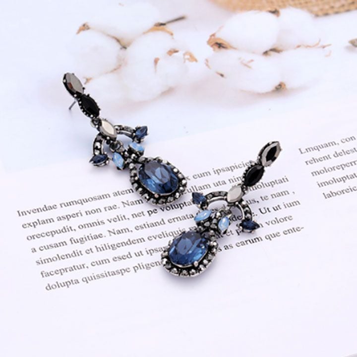 Madam Dzi Bông Tai Dự Tiệc