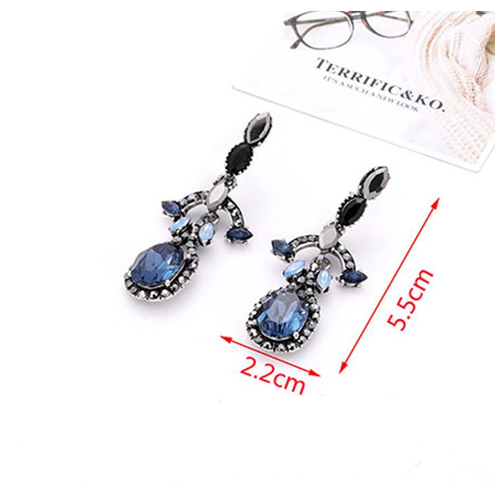 Madam Dzi Bông Tai Dự Tiệc