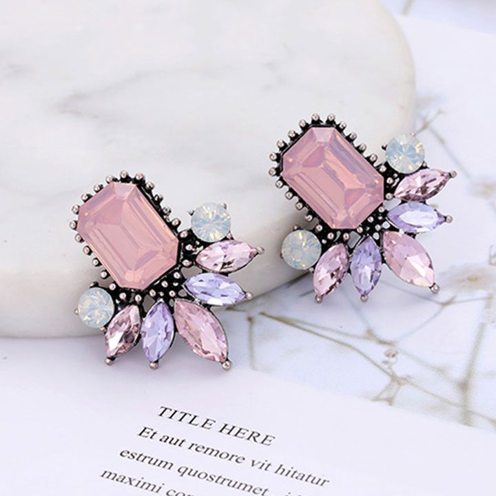 Madam Dzi Bông Tai Dự Tiệc