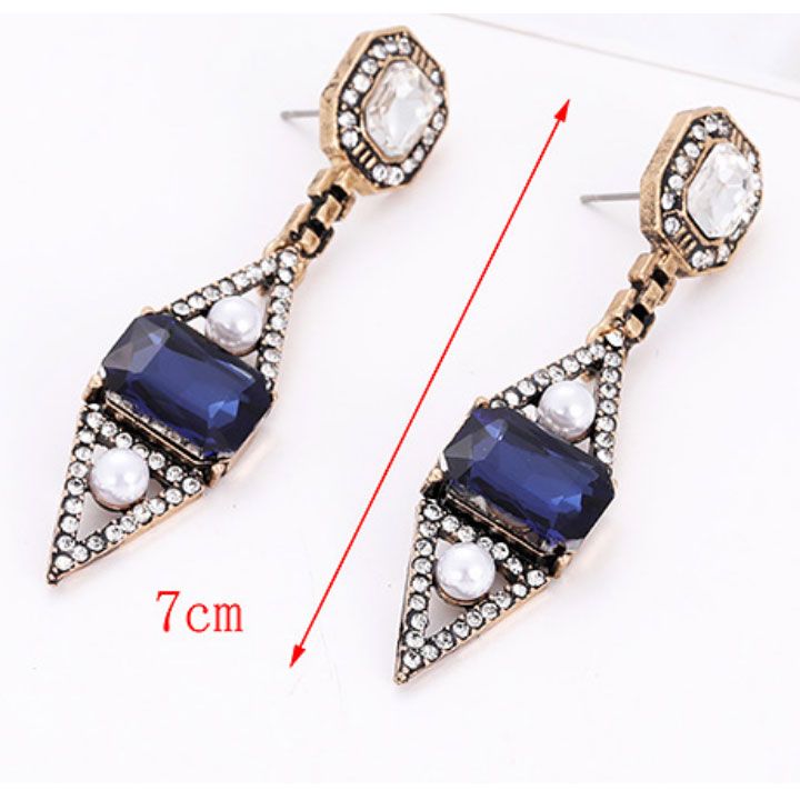 Madam Dzi Bông Tai Dự Tiệc
