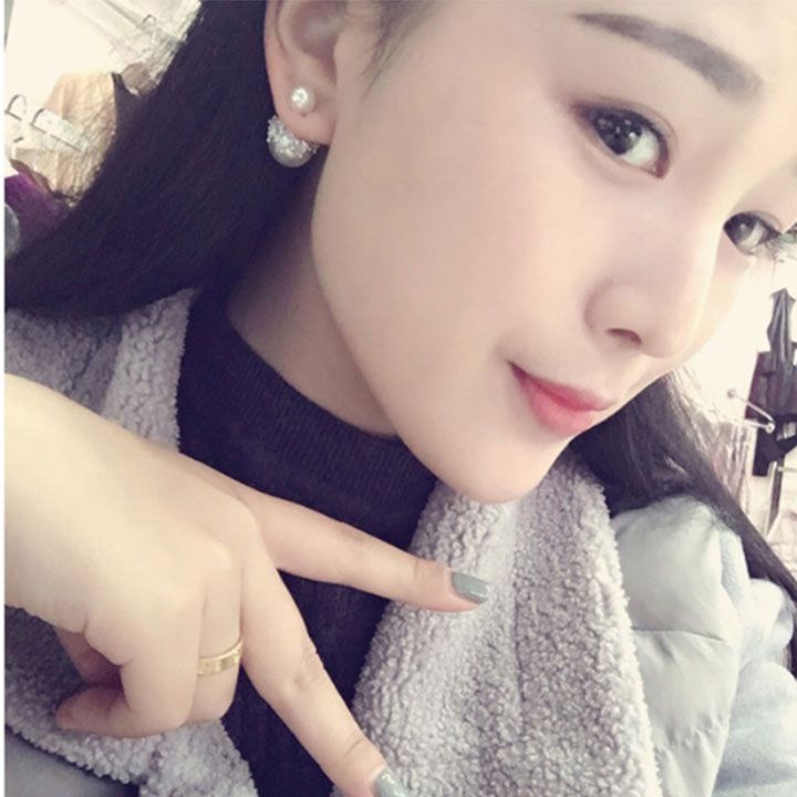 Madam Dzi Bông Tai Dự Tiệc