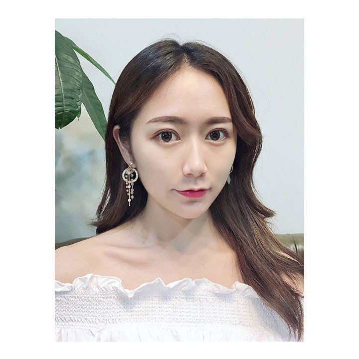 Bông tai kiểu cách điệu