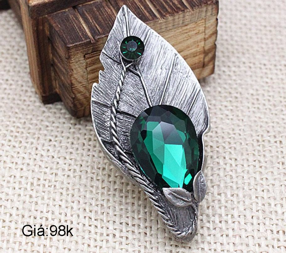 Cài áo Ngọc Trên Lá