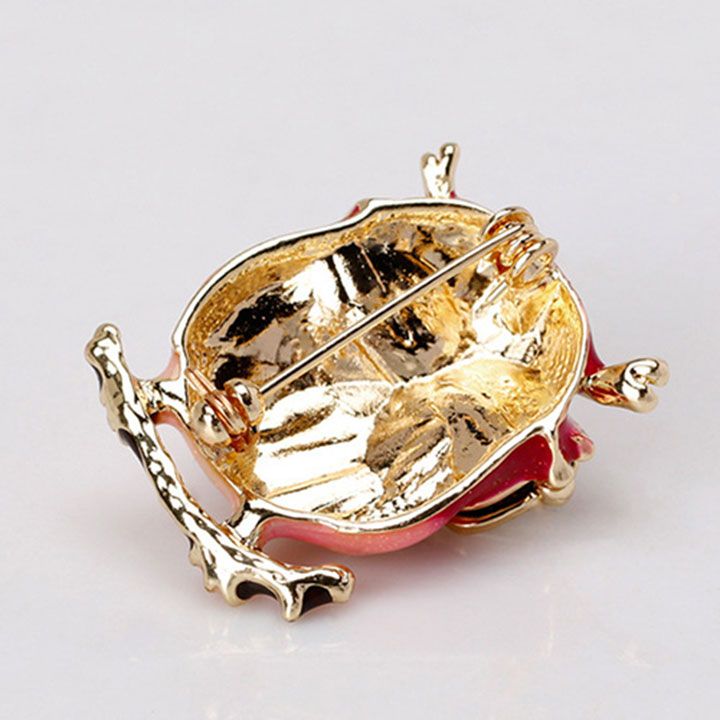 Cài áo cú kính cận