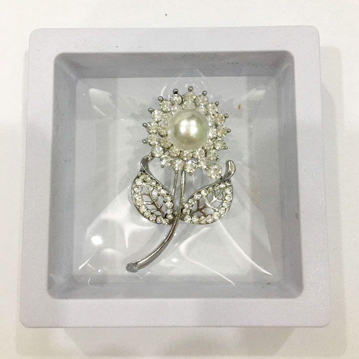 Cài áo cành hoa hạt châu bạc