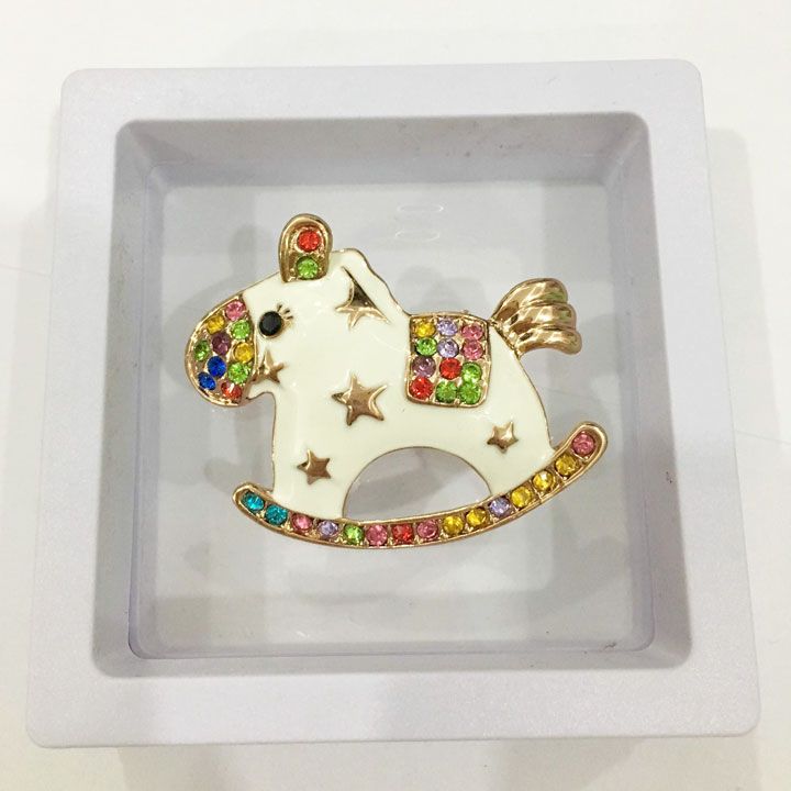 Cài áo ngựa gỗ