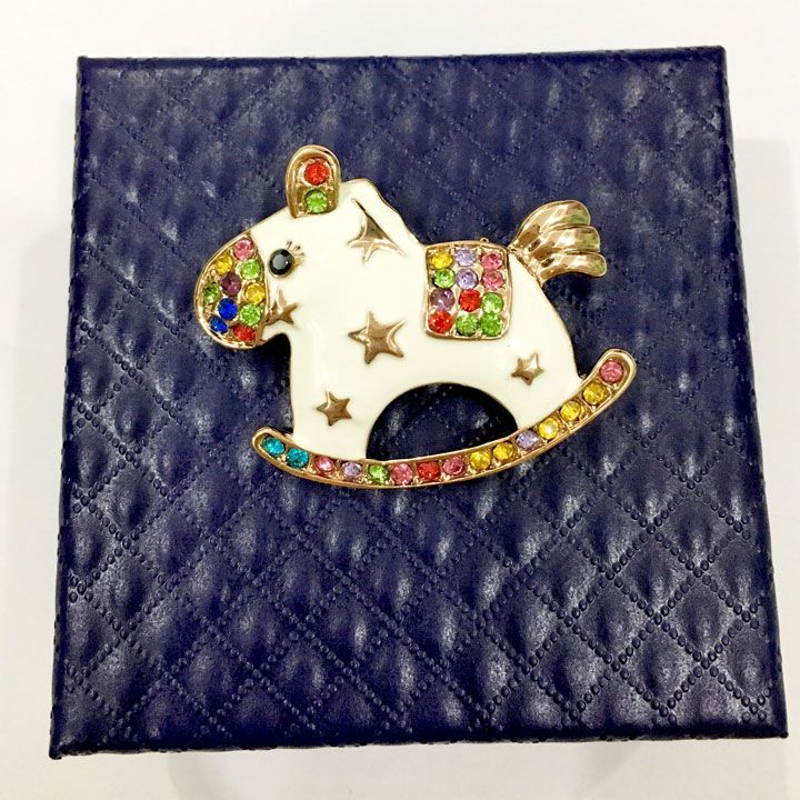 Cài áo ngựa gỗ