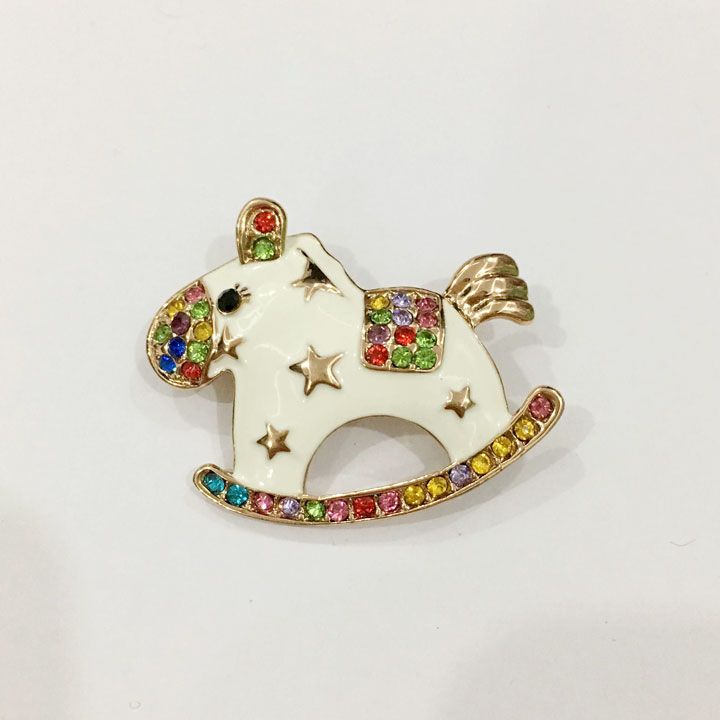 Cài áo ngựa gỗ