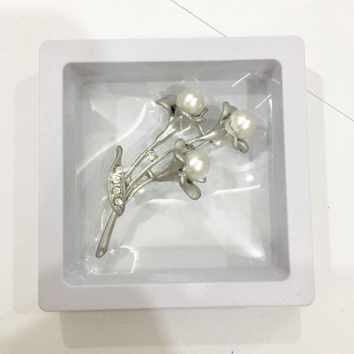 Cài áo chùm hoa bạc