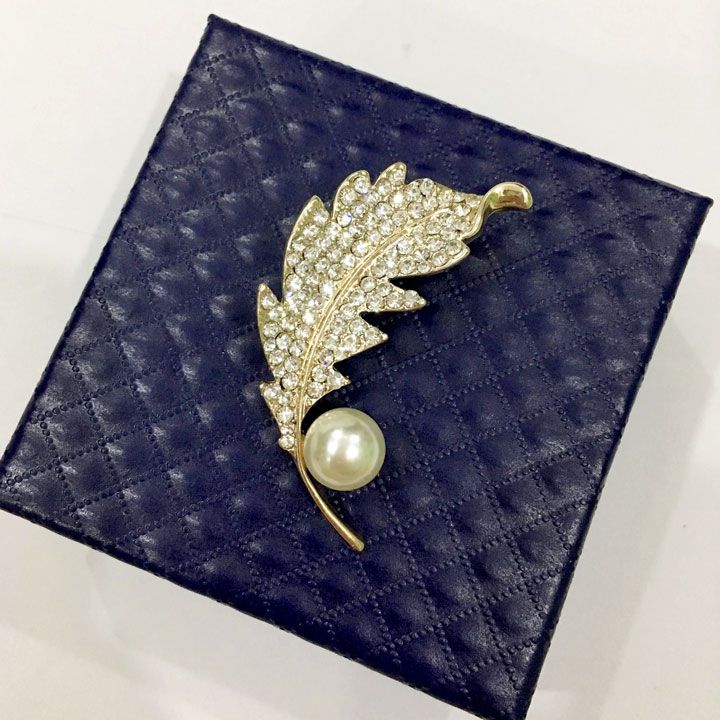 Cài áo lá hạt châu vàng