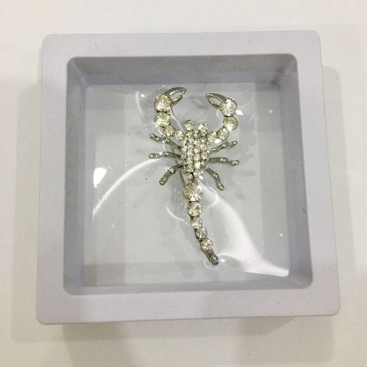 Cài áo bọ cạp