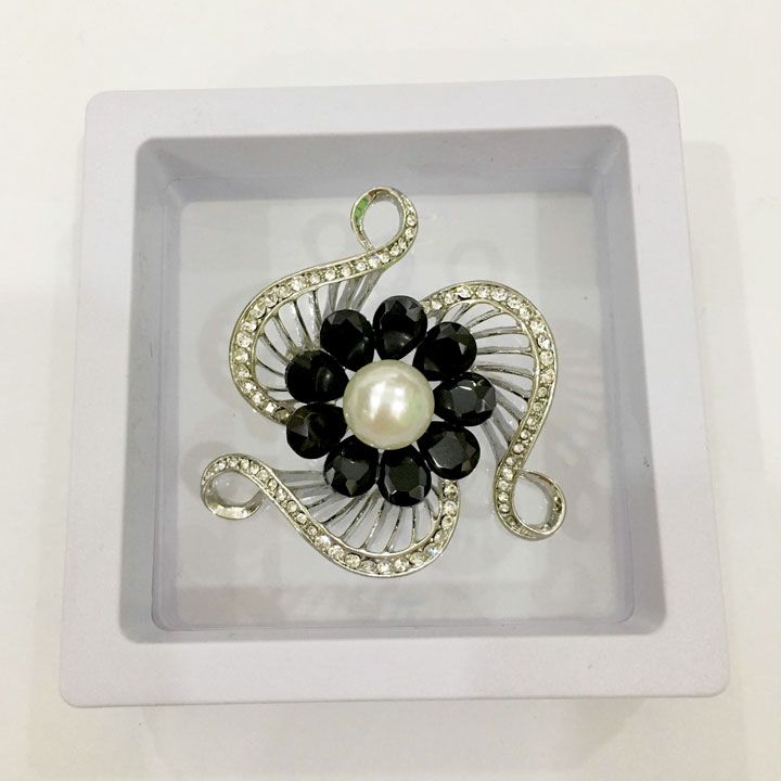 Cài áo vòng hoa đen