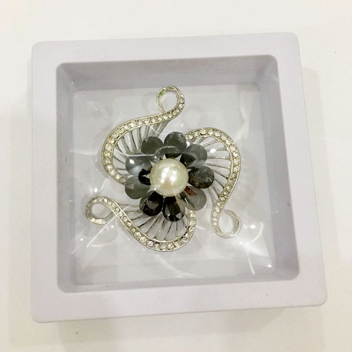 Cài áo vòng hoa đen