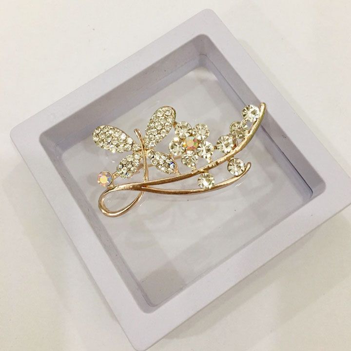 Cài áo hoa bướm vàng