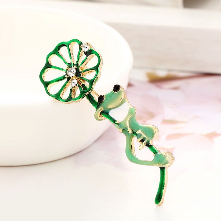 Cài áo chú ếch xanh