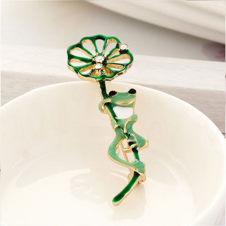 Cài áo chú ếch xanh