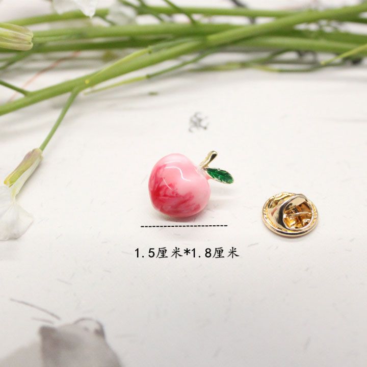 Cài áo quả đào hồng