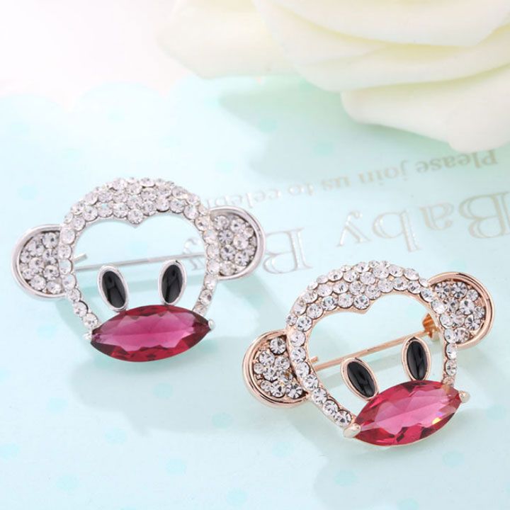 Cài áo khỉ môi hồng