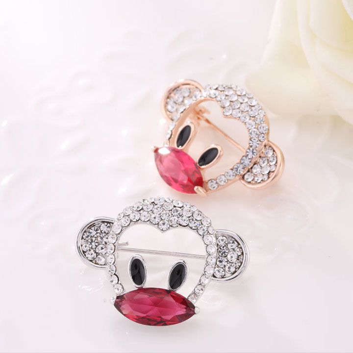 Cài áo khỉ môi hồng