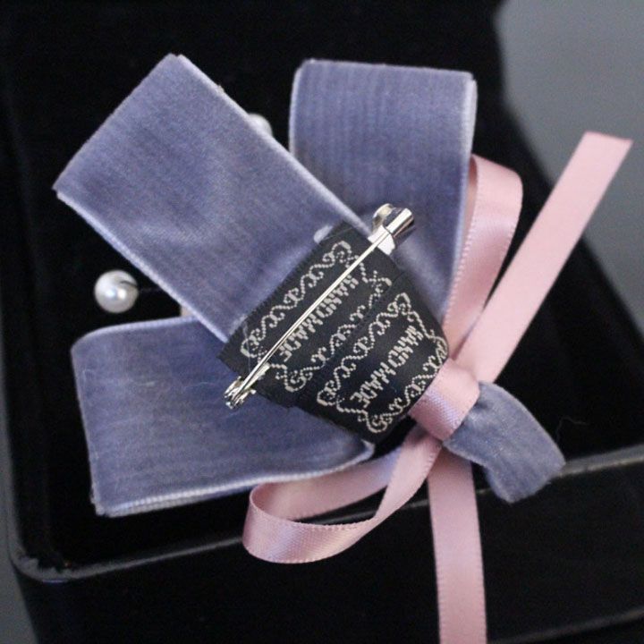 Cài áo nơ hoa đỏ