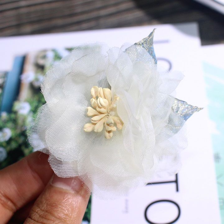 Cài áo hoa vải voan xanh